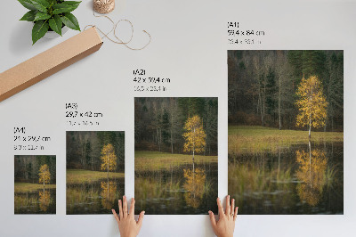 Lienzo decorativo moderno Un árbol dorado con el telón de fondo de un bosque oscuro y un lago.