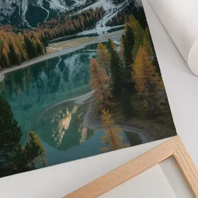 Póster de montañas con bosque, lago y árboles coloridos reflejados