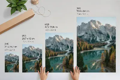 Póster de montañas con bosque, lago y árboles coloridos reflejados