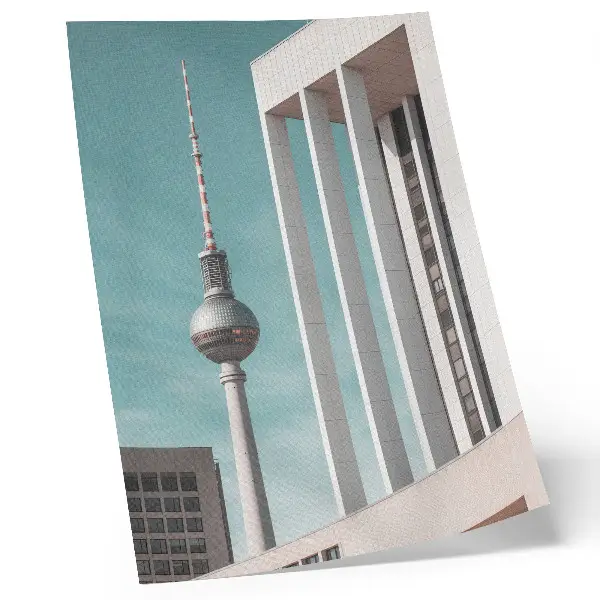 Lienzo decorativo moderno torre minimalista con edificios modernos bajo un cielo azul