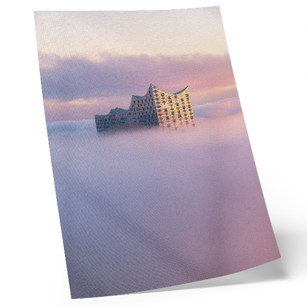 Póster Arquitectura moderna rodeada de niebla