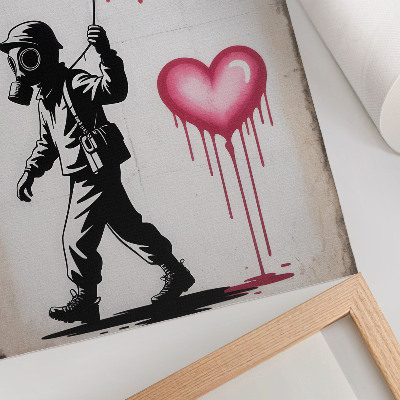 Póster Arte callejero que contrasta corazones y figuras