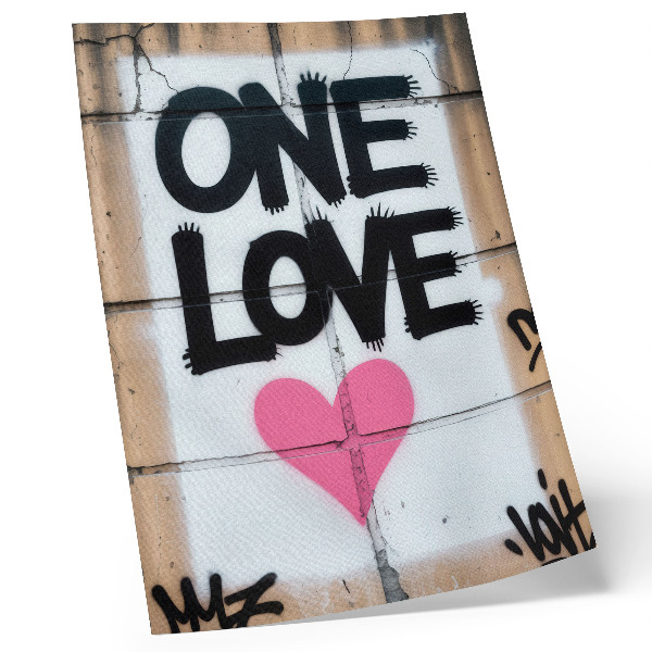 Póster con colores saturados Texto de grafiti en forma de corazón sobre una pared de hormigón.