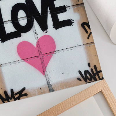 Póster con colores saturados Texto de grafiti en forma de corazón sobre una pared de hormigón.
