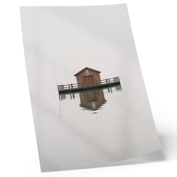 Lienzo decorativo moderno Una cabaña de madera de estilo minimalista junto al agua.