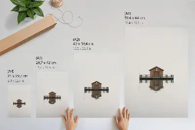 Lienzo decorativo moderno que representa una cabaña de madera de estilo minimalista junto al agua
