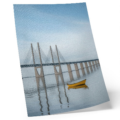 Lámina artística de alta calidad Un puente contra el cielo y el agua con un barco amarillo