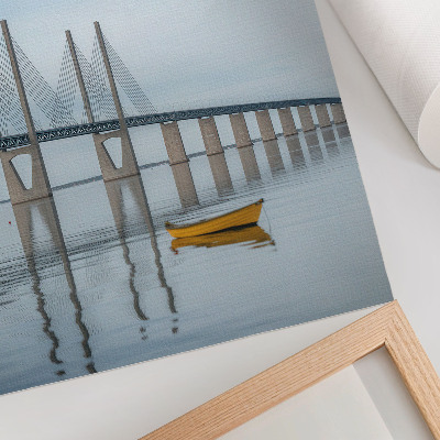 Lámina artística de alta calidad Un puente contra el cielo y el agua con un barco amarillo