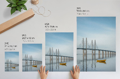 Lámina artística de alta calidad Un puente contra el cielo y el agua con un barco amarillo