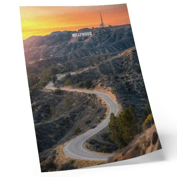 Lienzo decorativo moderno con diseño de colinas al atardecer e inscripción sobre un camino de sueños