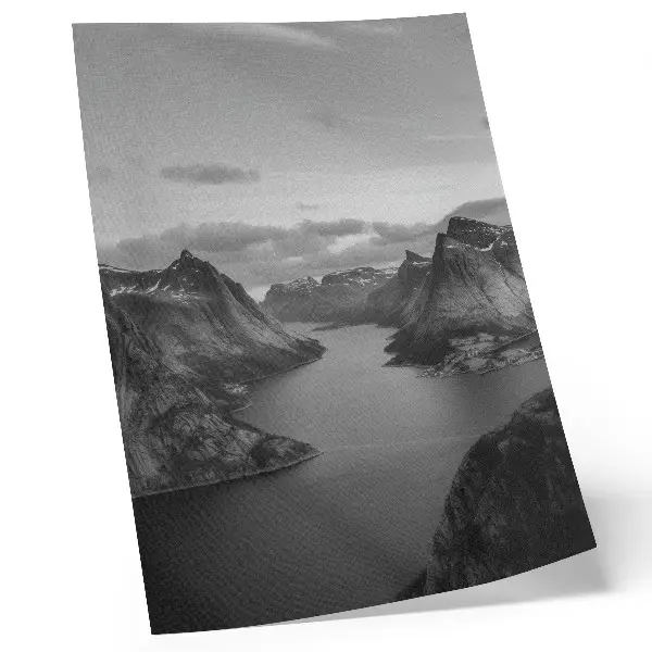 Póster montañas grises y majestuosas con un lago tranquilo