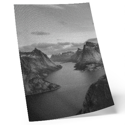 Póster Montañas grises y majestuosas, un lago tranquilo.
