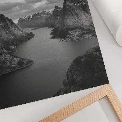 Póster montañas grises y majestuosas con un lago tranquilo