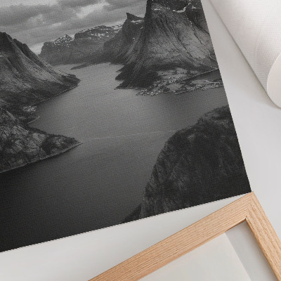Póster Montañas grises y majestuosas, un lago tranquilo.
