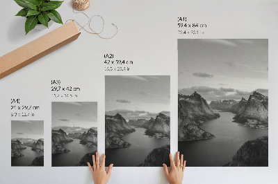 Póster Montañas grises y majestuosas, un lago tranquilo.