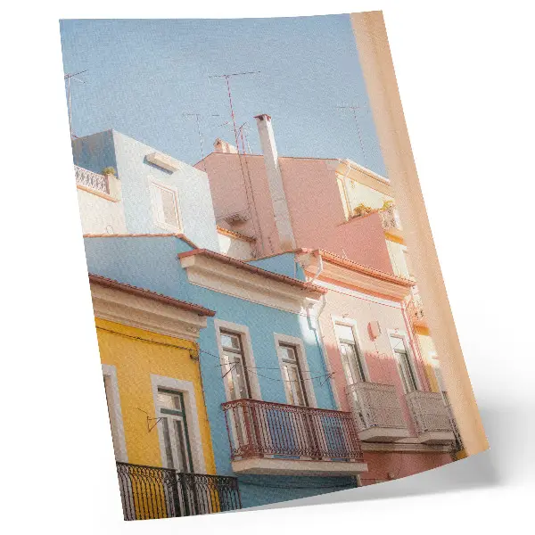 Póster casas en tonos pastel con balcones estrechos y detalles sutiles