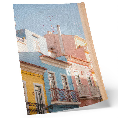 Póster Casas en tonos pastel, balcones estrechos, detalles sutiles