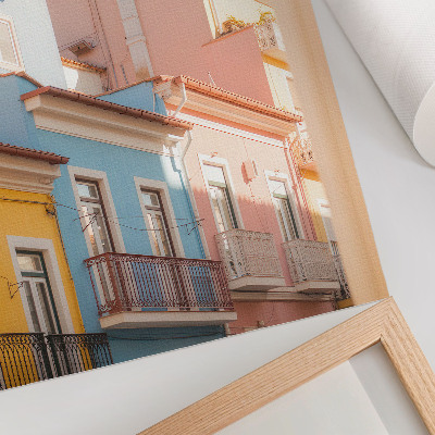Póster Casas en tonos pastel, balcones estrechos, detalles sutiles