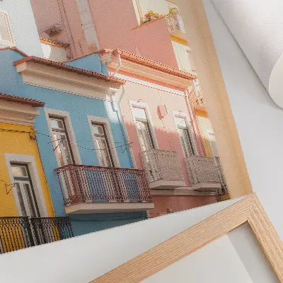 Póster casas en tonos pastel con balcones estrechos y detalles sutiles