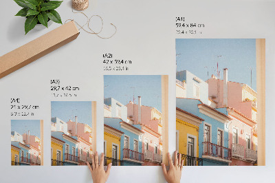 Póster Casas en tonos pastel, balcones estrechos, detalles sutiles