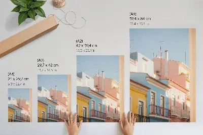 Póster casas en tonos pastel con balcones estrechos y detalles sutiles