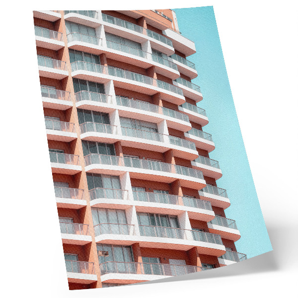 Póster con colores saturados Arquitectura moderna con balcones abiertos