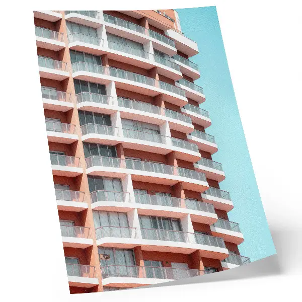 Póster de arquitectura moderna con balcones abiertos con colores saturados