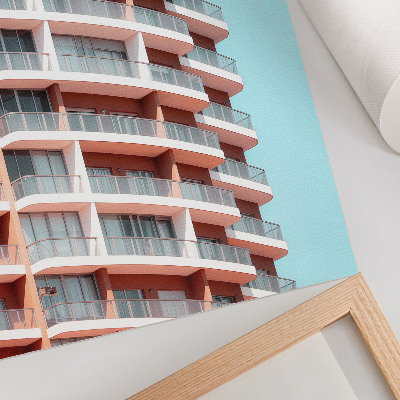 Póster con colores saturados Arquitectura moderna con balcones abiertos