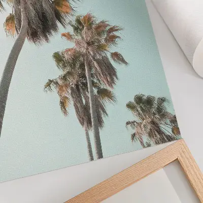 Póster con palmeras bajo un cielo azul delicado y exótico