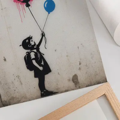 Póster de niño con globos con colores saturados sobre fondo áspero
