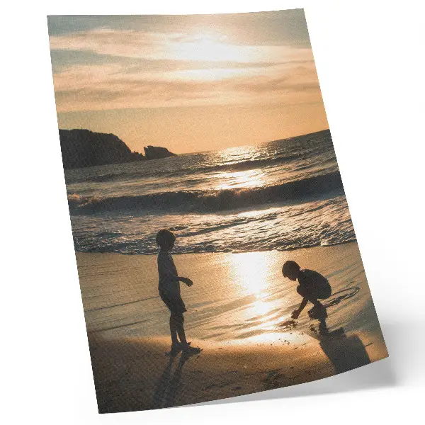 Póster de niños en la playa al atardecer con colores saturados