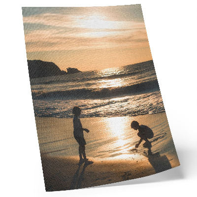 Póster con colores saturados Niños en la playa al atardecer.