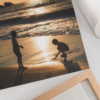 Póster con colores saturados Niños en la playa al atardecer.
