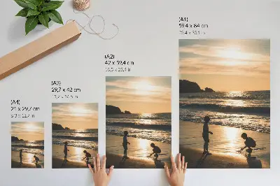 Póster de niños en la playa al atardecer con colores saturados
