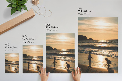 Póster con colores saturados Niños en la playa al atardecer.