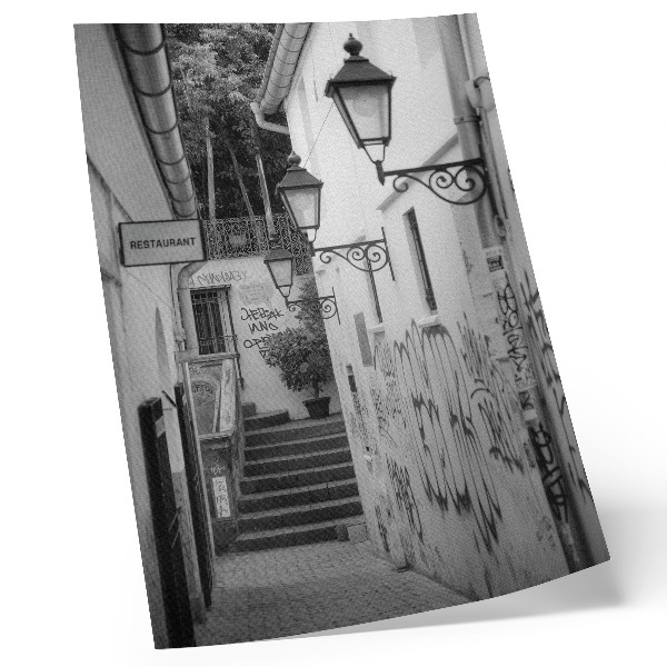 Póster con colores saturados Calle en blanco y negro con grafitis y farolas.