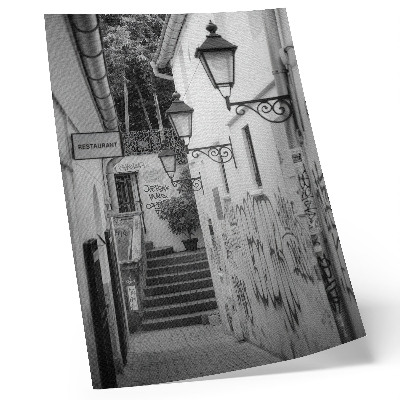 Póster con colores saturados Calle en blanco y negro con grafitis y farolas.