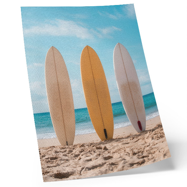 Lámina artística de alta calidad Tablas de surf en la playa bajo un cielo azul