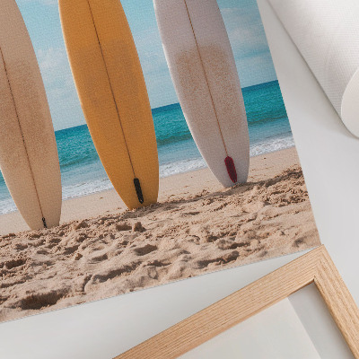 Lámina artística de alta calidad Tablas de surf en la playa bajo un cielo azul