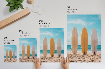Lámina artística de alta calidad Tablas de surf en la playa bajo un cielo azul