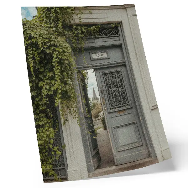 Póster con colores saturados puerta antigua con hiedra en un sendero misterioso