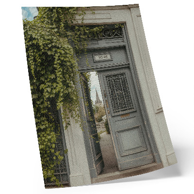 Póster con colores saturados Puerta antigua con hiedra, sendero misterioso