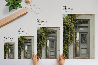 Póster con colores saturados Puerta antigua con hiedra, sendero misterioso