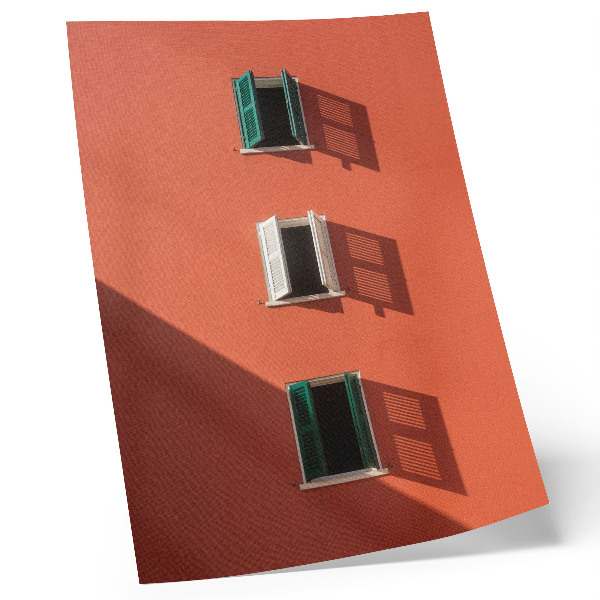 Lienzo decorativo moderno Pared naranja, tres ventanas, persianas verdes.