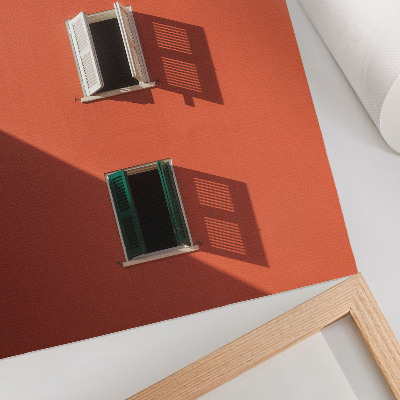 Lienzo decorativo moderno Pared naranja, tres ventanas, persianas verdes.