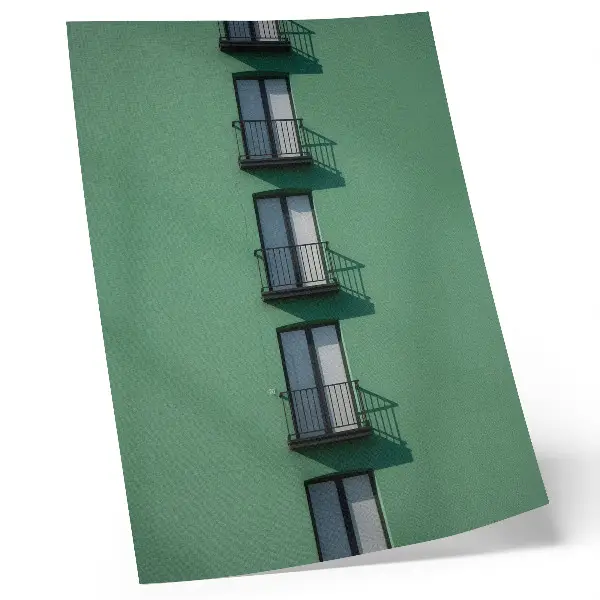 Póster ventanas de fachada verde con balcones y sombras modernas