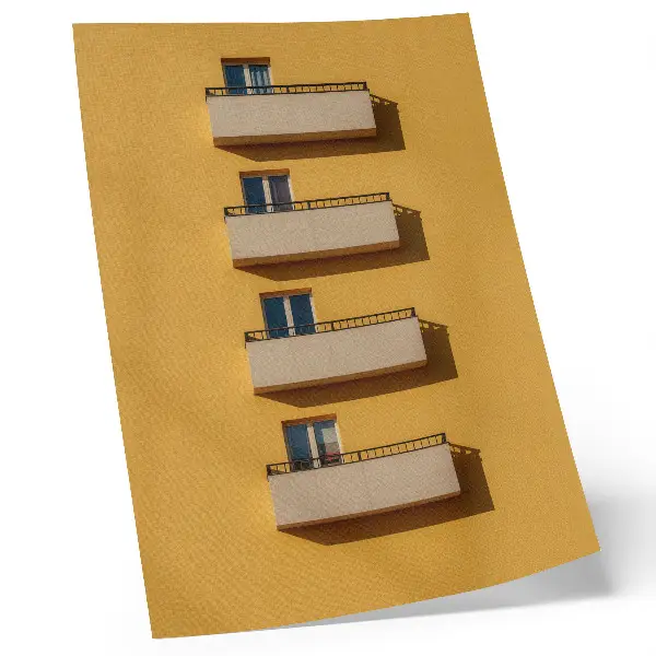 Lámina artística de alta calidad fachada amarilla con cuatro balcones y composición minimalista