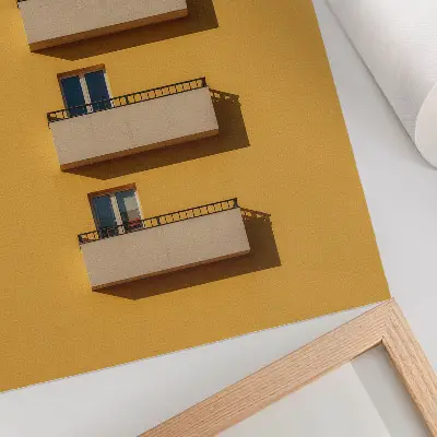Lámina artística de alta calidad fachada amarilla con cuatro balcones y composición minimalista