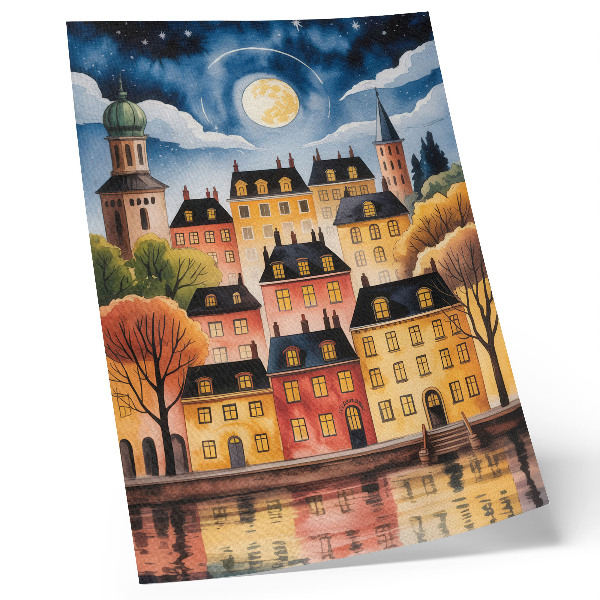 Póster Una ciudad con una atmósfera especial por la noche, con la luna en el cielo.