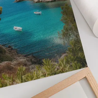 Póster de una bahía con barcos y una casa en un paisaje pintoresco